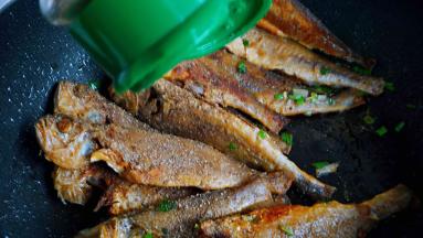 撒入适量椒盐，轻轻翻动，是椒盐均匀裹匀黄花鱼