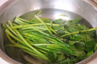菠菜一把洗净，用热水烫一烫