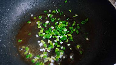 锅留少许底油，爆香香葱碎