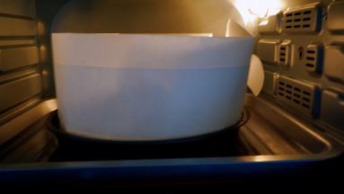 烤盘加入二分之一温水，放入蛋糕模具，中下层，160度烤十分钟，转180度烤十分钟，再转150度烤15～20分钟