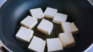 豆腐切方块，入油锅煎制