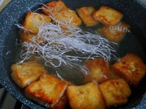 粉丝煮至粉丝变软
