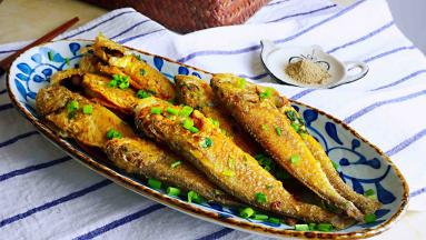 出锅装盘，另外再备一小碟椒盐，吃的时候再蘸食，味道更足