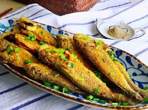 出锅装盘，另外再备一小碟椒盐，吃的时候再蘸食，味道更足
