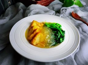 美味营养的菠菜粉丝豆腐汤就做好了