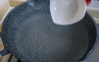 另起一锅清水，煮开，加盐