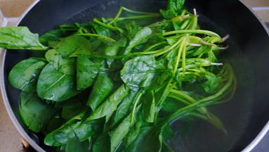 加入菠菜关火，用水温超烫菠菜，捞出过冷水，控干备用