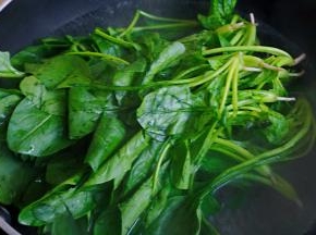 加入菠菜关火，用水温超烫菠菜，捞出过冷水，控干备用