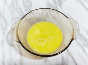 用手动打蛋器充分打至均匀。