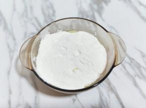 再加入100g卡罗粉。这袋(卡罗粉)是买机器配带的哈！