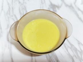 用手动打蛋器打至均匀，且无干粉。