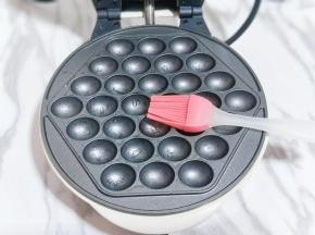 将华夫饼机器的蛋仔烤盘，刷上少许玉米油，连接电源，预热2分钟。