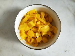 芒果切小块备用。