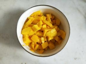 芒果切小块备用。
