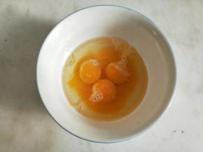 制作蛋糕片:蛋黄、清水和玉米油混合均匀。