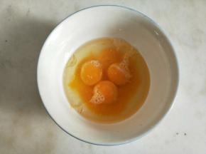 制作蛋糕片:蛋黄、清水和玉米油混合均匀。