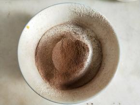 加入过筛的低粉和可可粉，画Z字混合至看不见干粉。