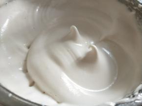 蛋清分三次加细砂糖打发至弯钩状态。