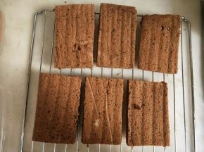 入预热好的烤箱中层170度烤25分钟左右。出炉晾凉后切成六小块。(和盒子底部大小一样大。)