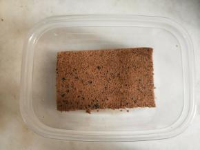 盒子内先放入一块蛋糕片。