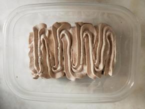 再挤一层奶油盖住蛋糕片。