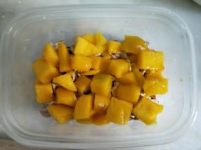 放入一层芒果块。