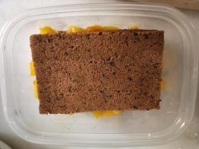 再盖上一层蛋糕片。