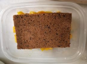 再盖上一层蛋糕片。