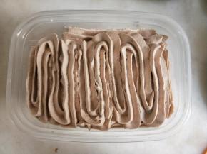 挤上一层奶油。