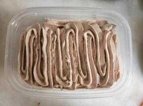 挤上一层奶油。