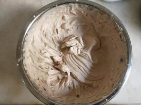 淡奶油加细砂糖和可可粉打至裱花状态，装入裱花袋。