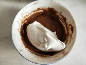 将蛋白霜分三次加入可可面糊中。