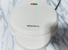 盖上华夫饼机器盖子，3-5分钟即可，途中可以打开看一下，自己觉得颜色差不多了，就可以将华夫饼机器断电。