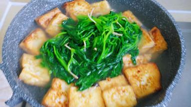 加入菠菜，煮开