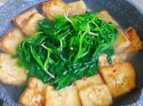 加入菠菜，煮开