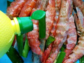 全部做好后，放入生姜葱，盐，滴几滴柠檬汁，腌制三十分钟左右