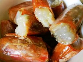 腌制好的虾子把头剪下来