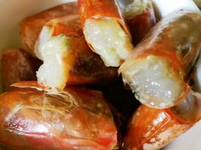 腌制好的虾子把头剪下来