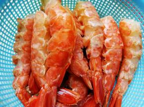 身体部分用水冲洗一下，沥干水分