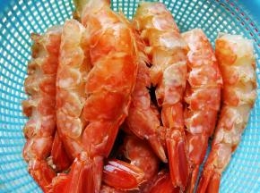 身体部分用水冲洗一下，沥干水分