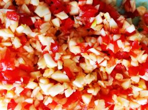 大蒜和红辣椒洗干净切碎