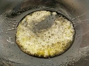 锅烧到五分热放入黄油