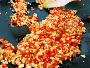 黄油融化后倒入大蒜红辣椒碎爆香，加一点盐翻炒均匀关火