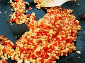 黄油融化后倒入大蒜红辣椒碎爆香，加一点盐翻炒均匀关火