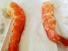 虾子用吸油纸吸去多余的水分