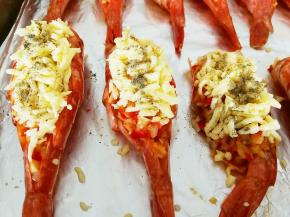 其中一部分撒上马苏里拉芝士碎，上面撒一点黑胡椒粉