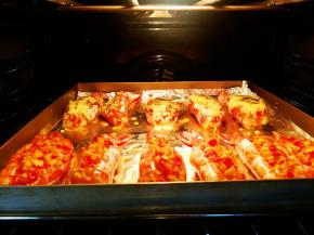 放进预热好的烤箱里面，中层，上下火220度烤制十分钟左右