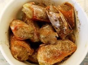 虾头加一点点盐和椒盐腌制五分钟