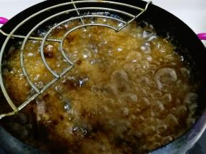 油锅烧至八分热，把虾头倒进油锅里炸熟