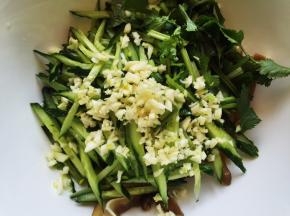 猪耳朵、黄瓜、香菜段和大蒜末一起放入碗中